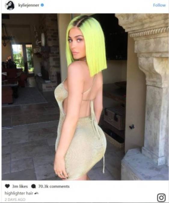 Kylie Jenner llegó con el cabello color verde.