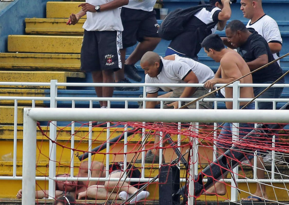 Video: Violenta pelea entre hinchas deja cuatro heridos en Brasil