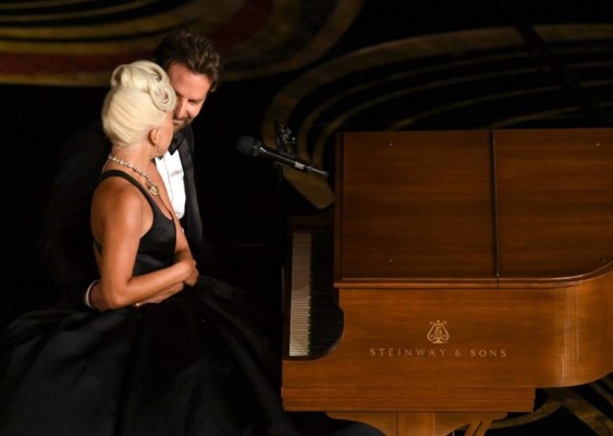 Bradley Cooper y Lady Gaga hacen romántica presentación en los Óscar 2019