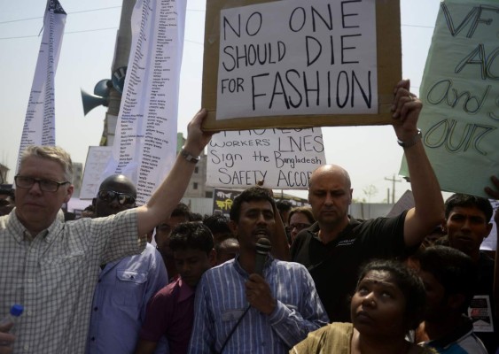 Víctimas de fábrica de textiles en Bangladesh exigen indemnización