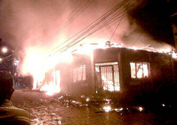 Incendio consume una casa y tres locales comerciales en el occidente de Honduras