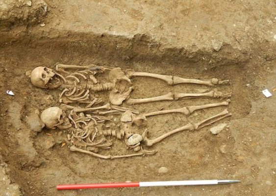 Ni la muerte los separa... 700 años después los encuentra tomados de la mano