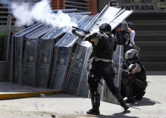 Maduro autoriza uso de armas de fuego contra protestas