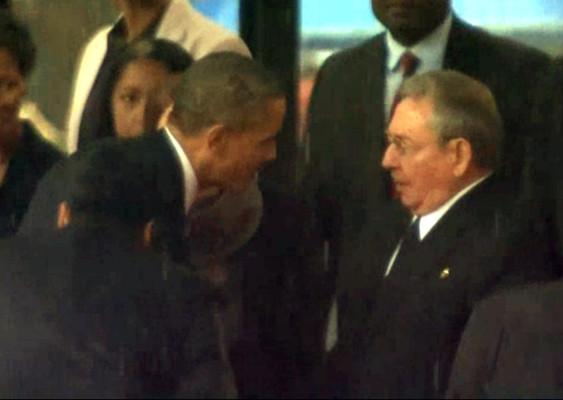 Obama y Raúl Castro se dan la mano en el funeral de Mandela