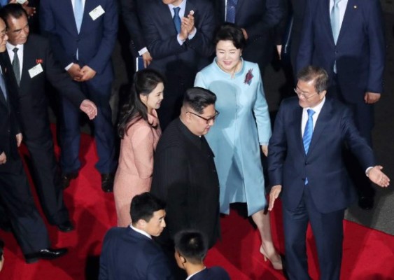 Video: Kim Jong-un 'defiende' a su esposa de fotógrafo