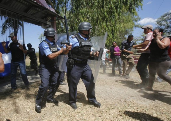 Los pobladores fueron desalojados por policías antimotines.