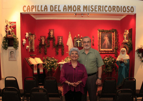 Guarda huesos de Santos en altar de su casa