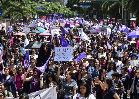 Miles de mexicanas marchan clamando justicia para joven asesinada