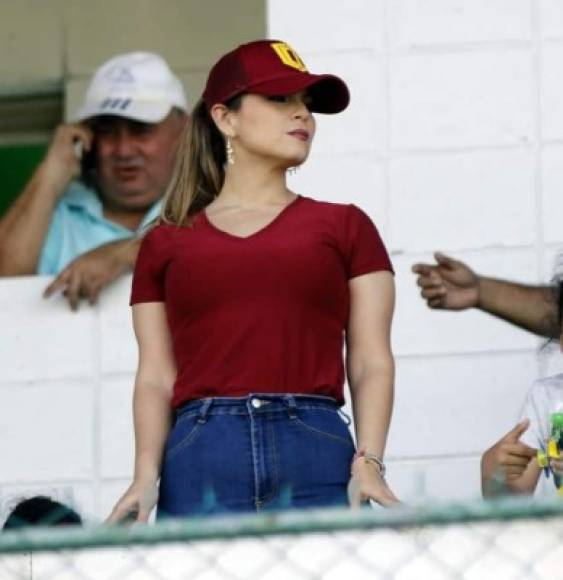 'Tita' Torres, esposa de Carlo Costly, estuvo en el palco del estadio Excélsior apoyando al delantero del Platense contra la UPN.