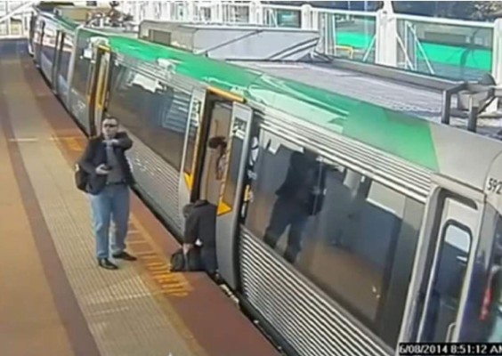 Video: Terror, hombre queda atrapado en las vías del tren