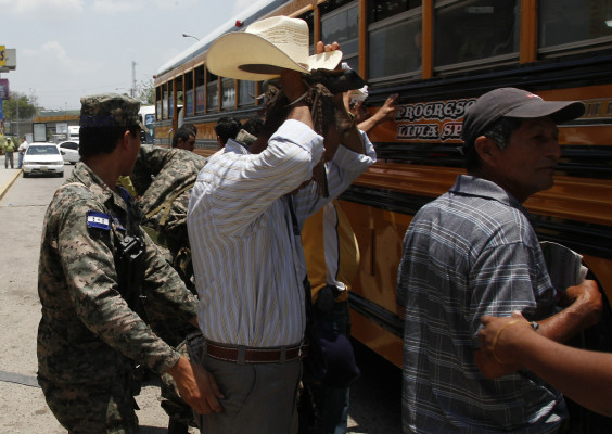 Prohíben portar armas en el transporte público