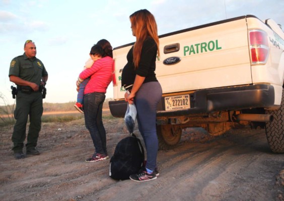 Patrulla Fronteriza libera a hondureña y su bebé tras amenazar con separarlos