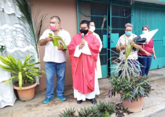 Hondureños conmemoran la pasión y muerte de Jesucristo en medio de la pandemia