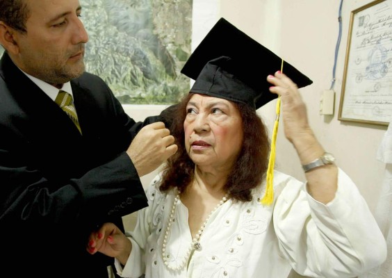 A sus 76 años, hondureña se gradúa de abogada penalista