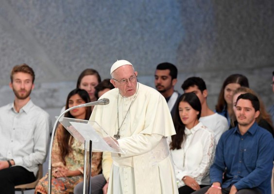 El papa dice que pederastia es como 'los sacrificios humanos con niños'