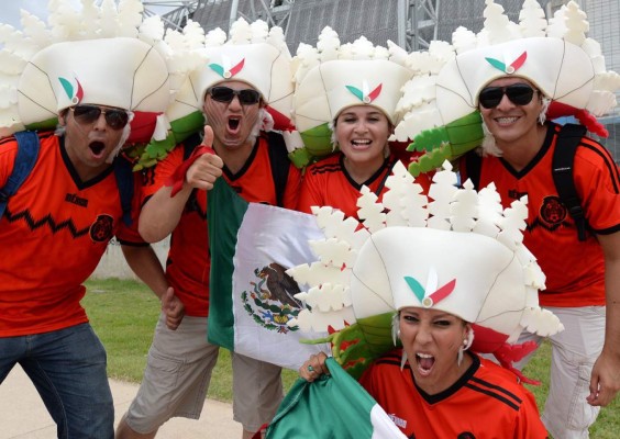 Aficionados calientan el ambiente previo al partido México-Brasil