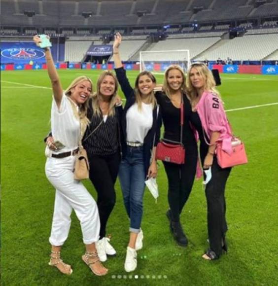 Las bellas Wags que estuvieron en los festejos del campeón PSG: Wanda Nara (Mauro Icardi), Andrea Salas (Keylor Navas), Cami Galante (Leandro Paredes), Jorgelina Cardoso (Ángel Di María) y Alba Silva (Sergio Rico).