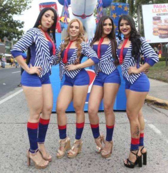 Modelos de la carroza de Pepsi en el desfile de carnaval de San Pedro Sula.