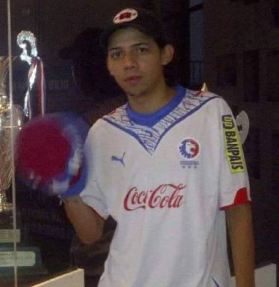 Otro de los jovénes que perdió la vida en las afueras del estadio Nacional de Tegucigalpa es Carlos Fernando Alvarado, aficionado del Club Olimpia.
