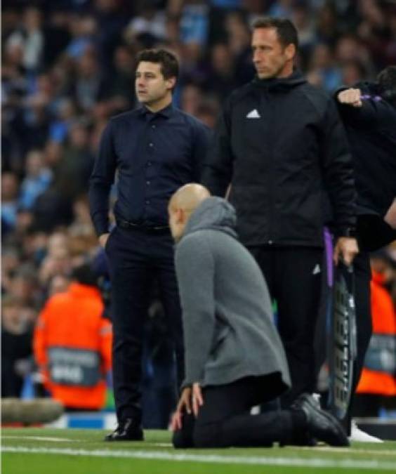 Guardiola acabó el partido de rodillas en la orilla del campo.