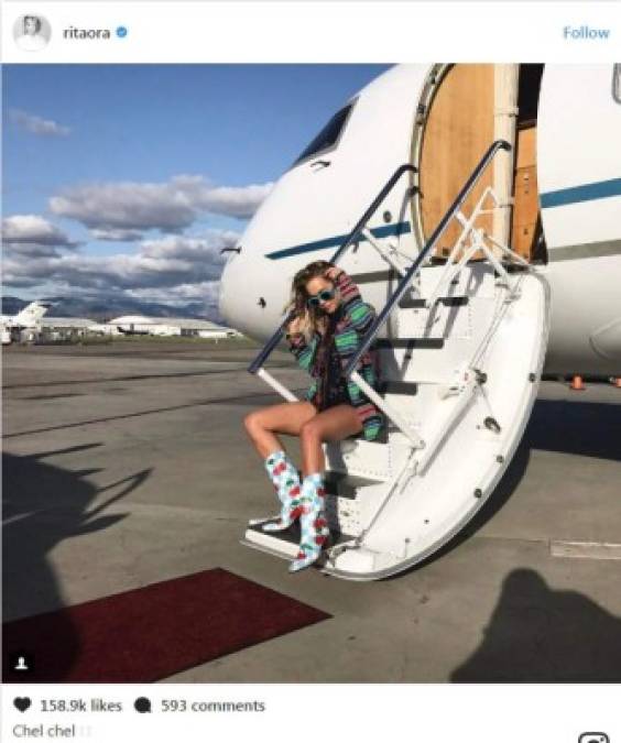 La cantante Rita Ora arribó al evento en un avión privado.