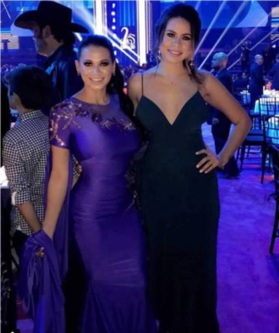 Carla Medrano con otra famosa hondureña, Ana Alvarado, mejor conocida en las redes sociales como @LipstickFables.