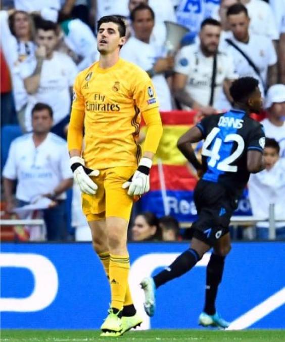 El sufrimiento de Courtois tras el segundo gol de Emmanuel Bonaventure Dennis.