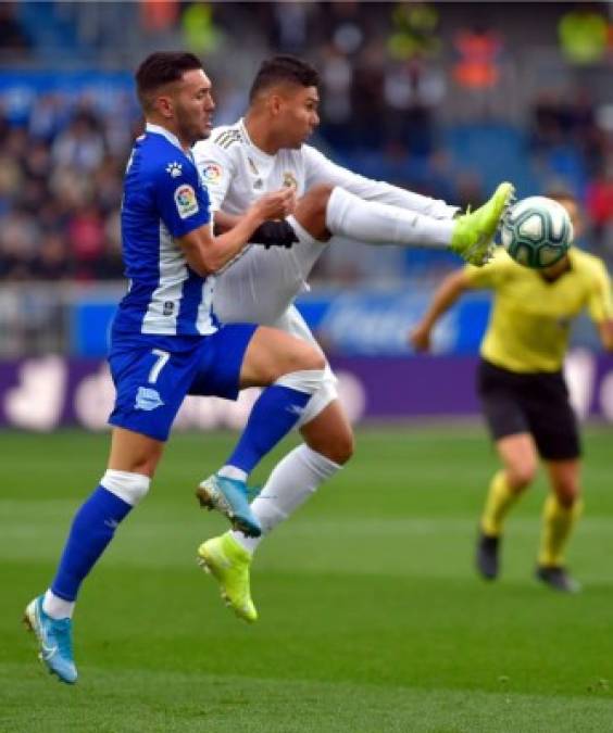 Casemiro le gana el balón al delantero Lucas Pérez del Alavés.