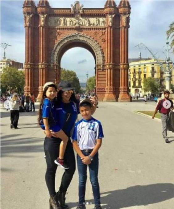 Virginia Varela y sus hijos posando en el Arco de Triunfo de Barcelona, horas antes del partido de Honduras vs Emiratos Árabes Unidos.