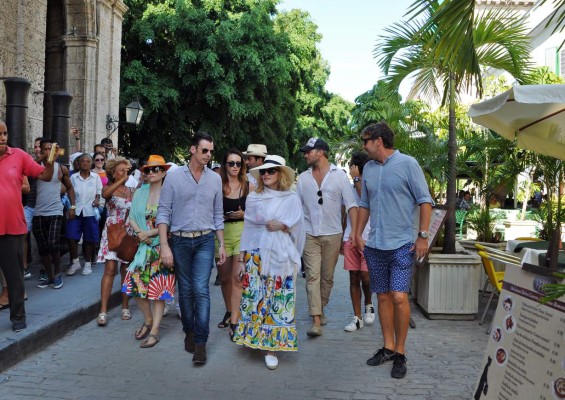 HAB302 LA HABANA (CUBA), 16/08/2016.- La cantante y compositora Madonna (c) camina hoy, martes 16 de agosto del 2016, por una calle de La Habana Vieja en Cuba. Madonna, que hoy cumple 58 años, celebró el día con un paseo por las pintorescas calles del lugar, que también recorrió a bordo de uno de los clásicos coches de época que circulan por la ciudad, conocidos como 'almendrones'. EFE/ STRINGER