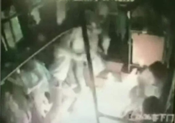 Video: Un hombre prende fuego a un bus con 80 personas a bordo