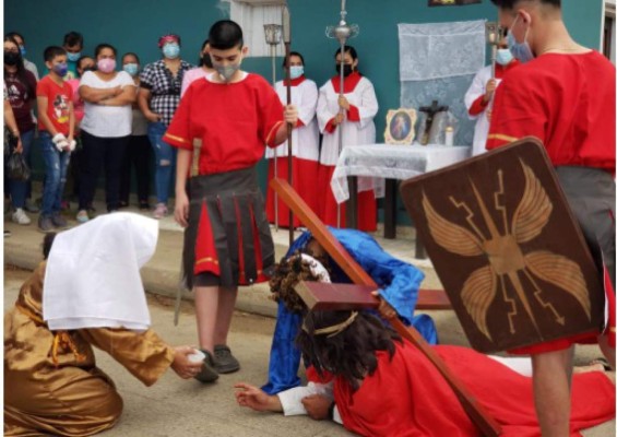 Hondureños conmemoran la pasión y muerte de Jesucristo en medio de la pandemia