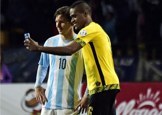 Jugador de Jamaica acaba pidiéndole 'selfies' a Messi