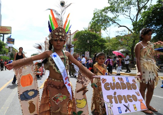 Estudiantes hondureños desfilan en San Pedro Sula en honor a la patria