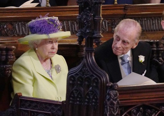 Britain's Queen Elizabeth II and Britain's Prince Philip, Duke of Edinburgh (R) during the wedding ceremony of Britain's Prince Harry, Duke of Sussex and US actress Meghan Markle in St George's Chapel, Windsor Castle, in Windsor, on May 19, 2018. / AFP PHOTO / POOL / Jonathan Brady