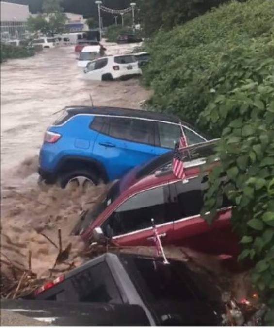 Un video tomado en Little Falls, Nueva Jersey, muestra los daños causados por las inundaciones en una concesionaria, donde varios vehículos fueron arrastrados por la corriente del río Peckham, que se desbordó por las fuertes lluvias.