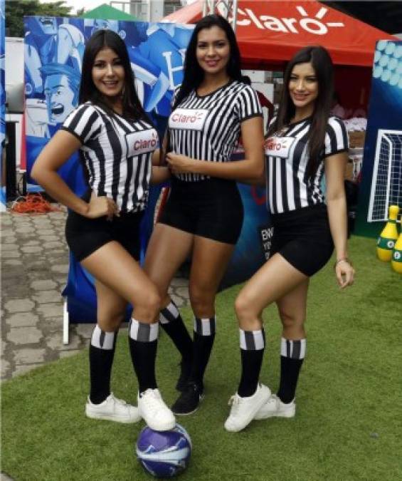 La sensual Bella Siloet (izquierda), novia del futbolista del Real España, Jhow Benavídez, junto a sus compañeras de trabajo.