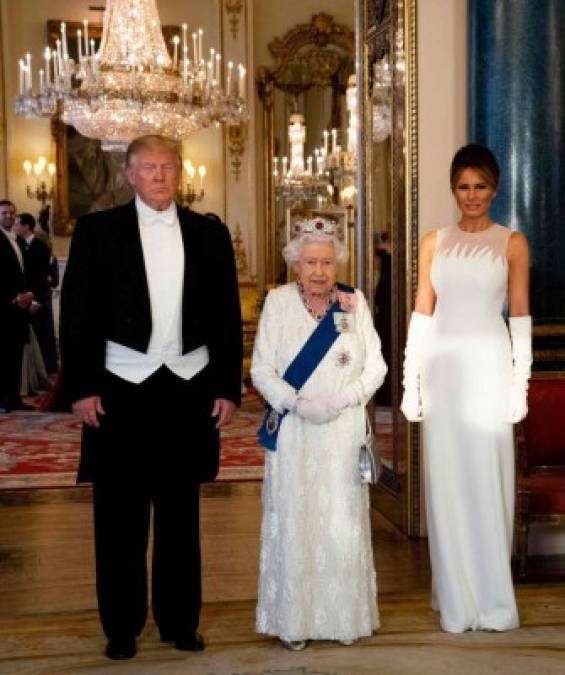 Britain's Queen Elizabeth II (C), US President Donald Trump (L) and US First Lady Melania Trump pose for a photograph in the Music Room, ahead of a State Banquet in the ballroom, at Buckingham Palace in central London on June 3, 2019, on the first day of the US president and First Lady's three-day State Visit to the UK. - Britain rolled out the red carpet for US President Donald Trump on June 3 as he arrived in Britain for a state visit already overshadowed by his outspoken remarks on Brexit. (Photo by Doug Mills / POOL / AFP)