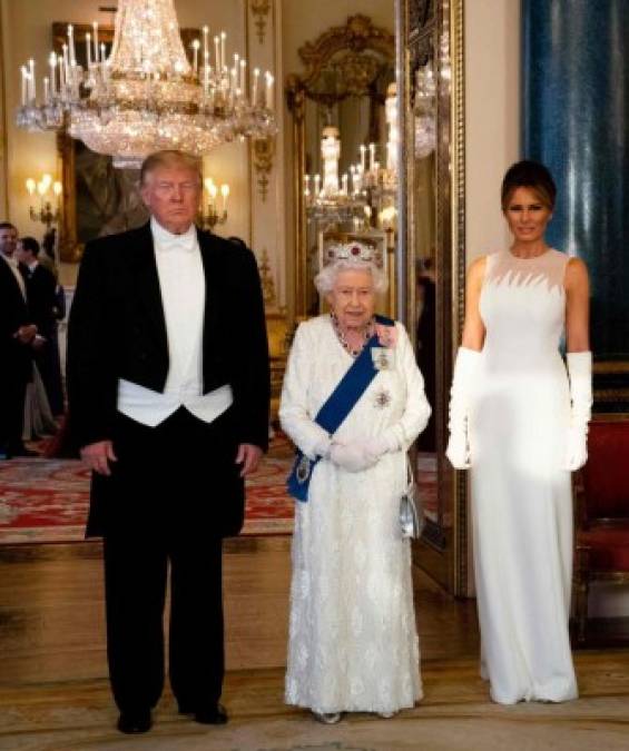 Para la cena de gala que la Reina Isabel II ofreció en el Palacio de Buckingham en honor de los Trump, Melania lució como una diva de Hollywood con un vestido de Dior blanco con guantes.