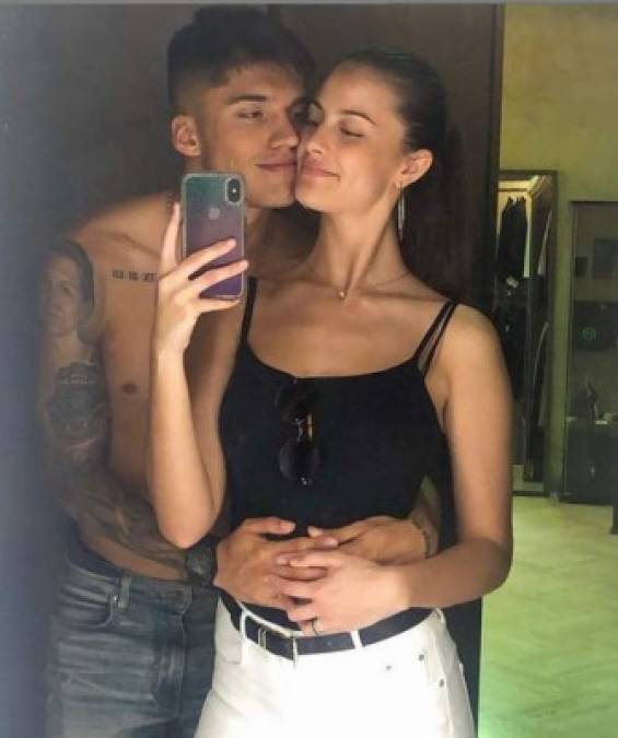 Hoy la modelo española y ex de Cristiano Ronaldo, Desiré Cordero, ha revelado en sus redes sociales que comenzó una relación sentimental con el joven delantero argentino Joaquín Correa, quien milita en el Lazio de Italia.