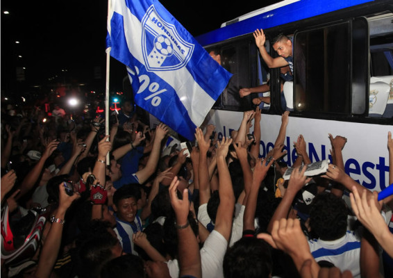 Vídeo: Multitudinario recibimiento de los aficionados a sus héroes