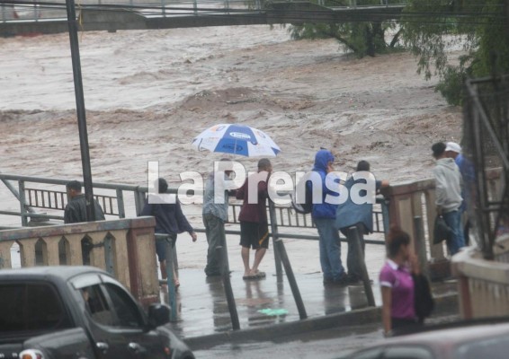 Un niño es arrastrado por las aguas de una quebrada en Tegucigalpa
