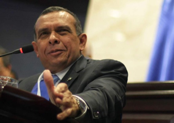 Presentan denuncia contra Pepe Lobo por caso de corrupción en el IHSS