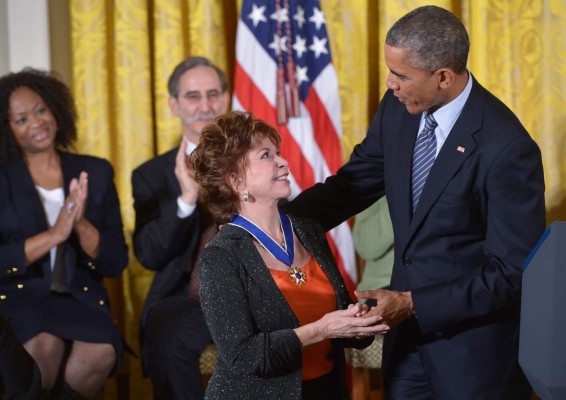 Obama otorga Medalla de la Libertad a Isabel Allende