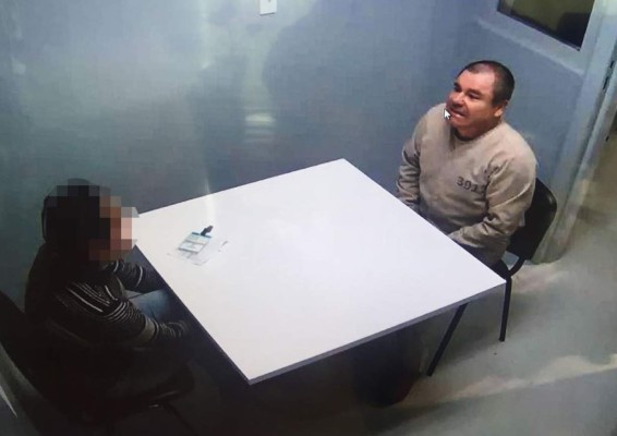 Joaquín Guzmán Loera está sentado en una silla mientras es extraditado a Estados Unidos.