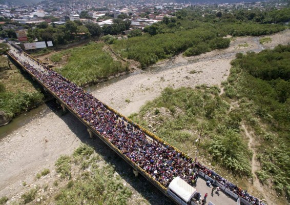 Colombia pide a Venezuela abrir canal humanitario por crisis migratoria