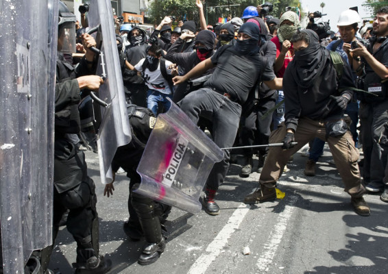 Miles de policías bloquean llegada de manifestantes al Congreso de México