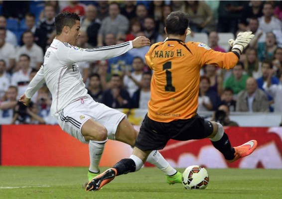 Un gigantesco Cristiano Ronaldo tumba al Elche y guía al Real Madrid