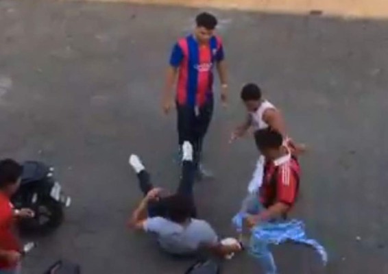 Video: Aficionados se fueron a los golpes tras el clásico Real Madrid - Barcelona