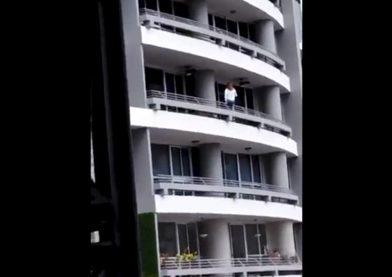 Video: Mujer pierde la vida al caer desde un edificio por tomarse una selfie